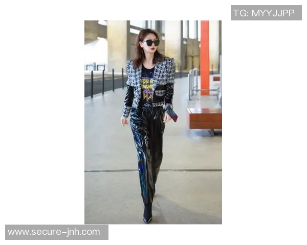 最新足球转会动态揭秘明星球员转会市场热度飙升引发关注